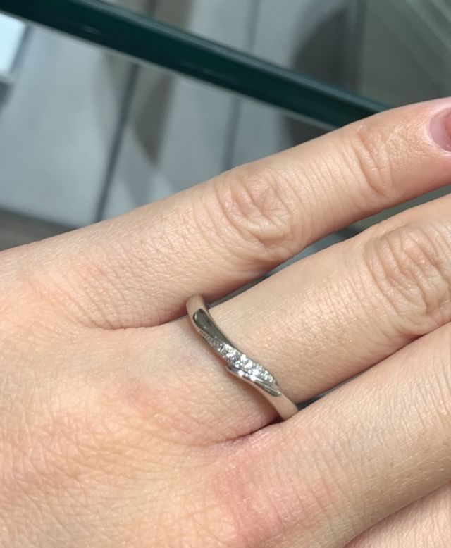 ナチュラルなウェーブで指が長く見えるデザイン。シンプル。