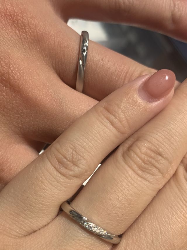 男性はマットと鏡面加工がミックスされていて、女性はミル打ち。