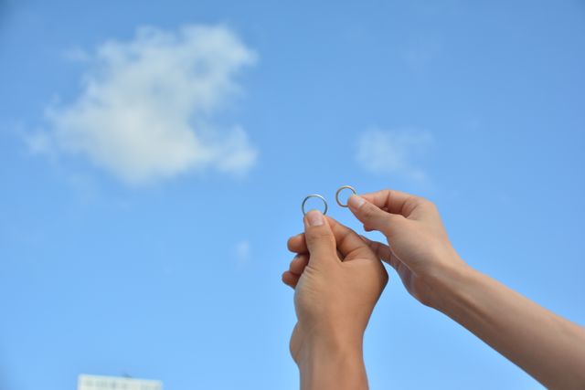 青空と指輪がとても素敵です