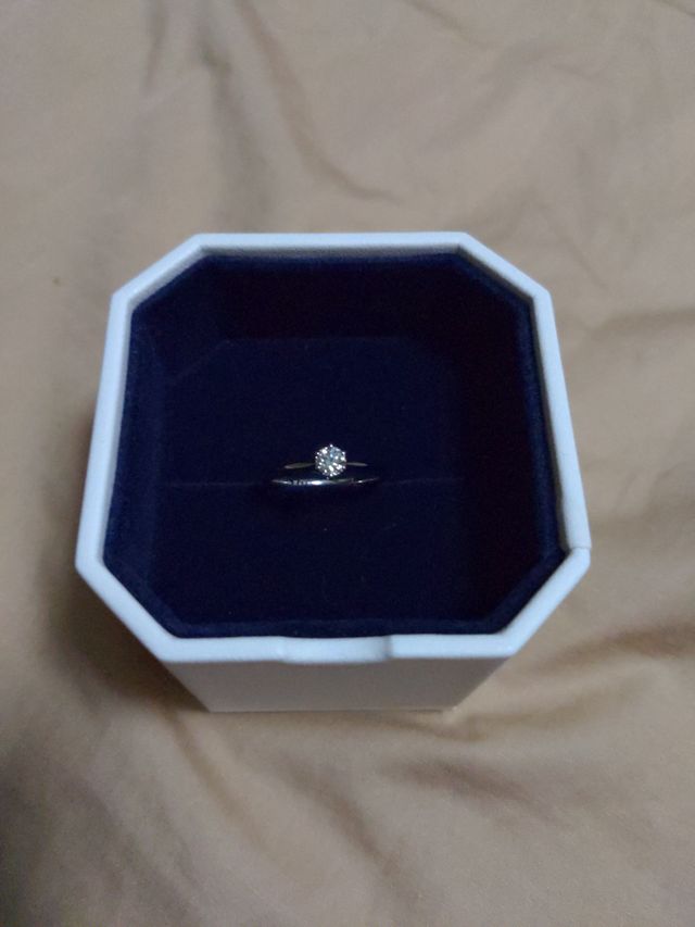 リングの内側には誕生石と二人のイニシャルが入っています。