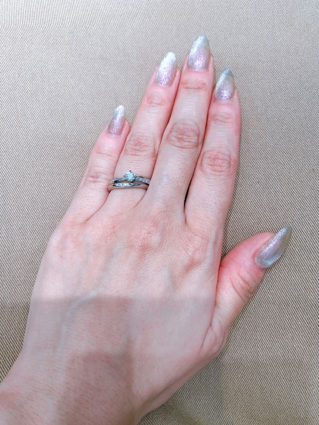 婚約指輪との重ね付けもぴったりです