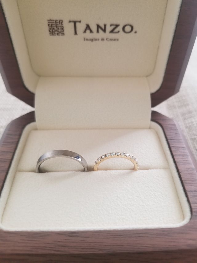 夫は平打ちの指輪、私はゴールドのハーフエタニティ