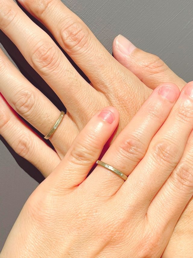 細身で艶消し加工が施されたゴールドのリングです。