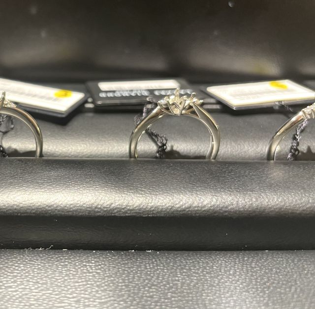 リングを支える爪が特徴的なので、横から撮影した写真です。