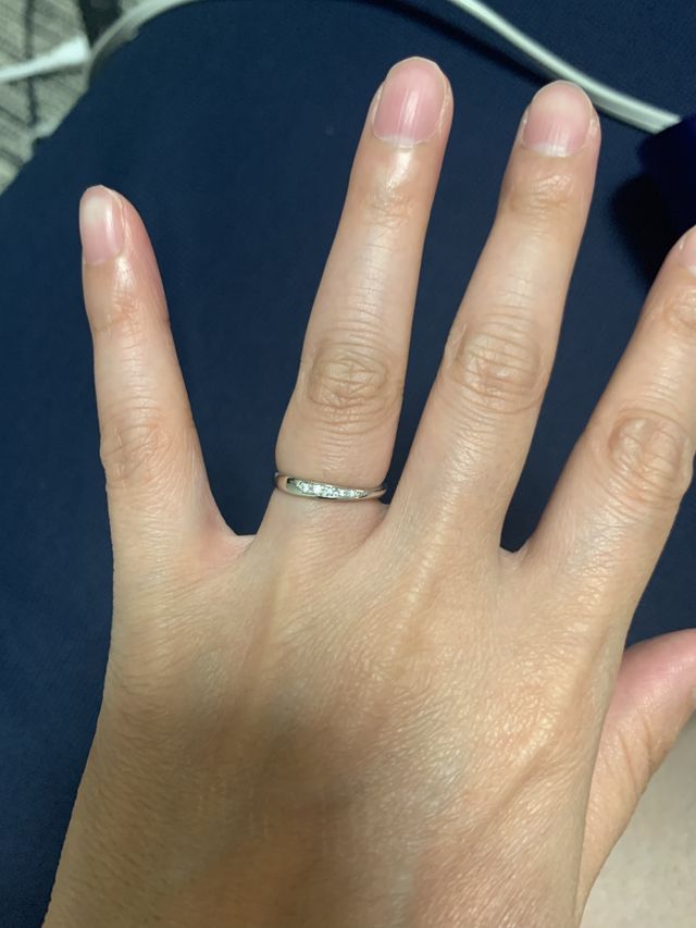 上から見るとダイヤが5個ついていて綺麗です