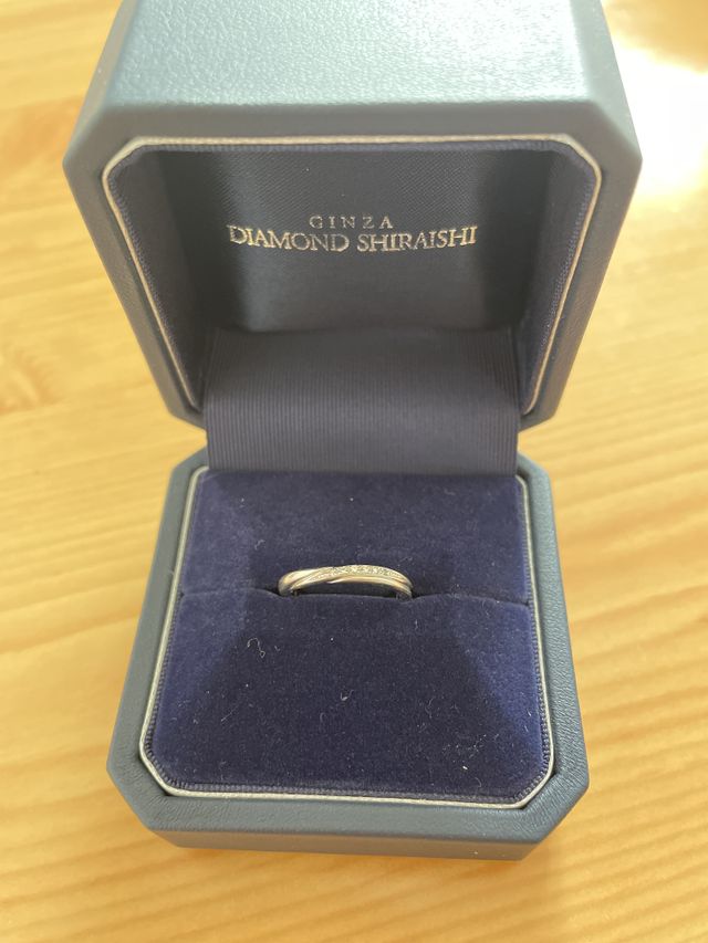指輪のお写真です。
ダイヤモンドの左右にデザインがあります！