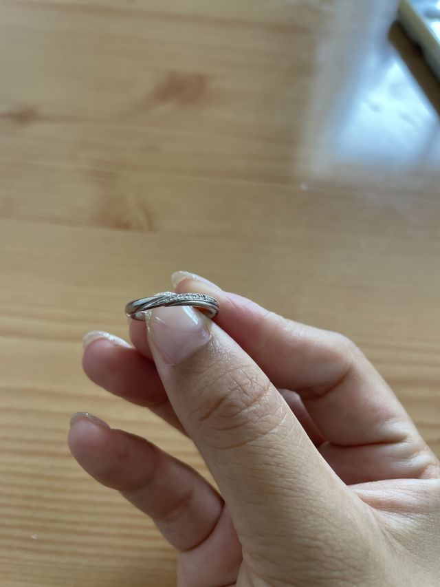 ダイヤモンドの左右にひねったようなデザインがあります^ ^