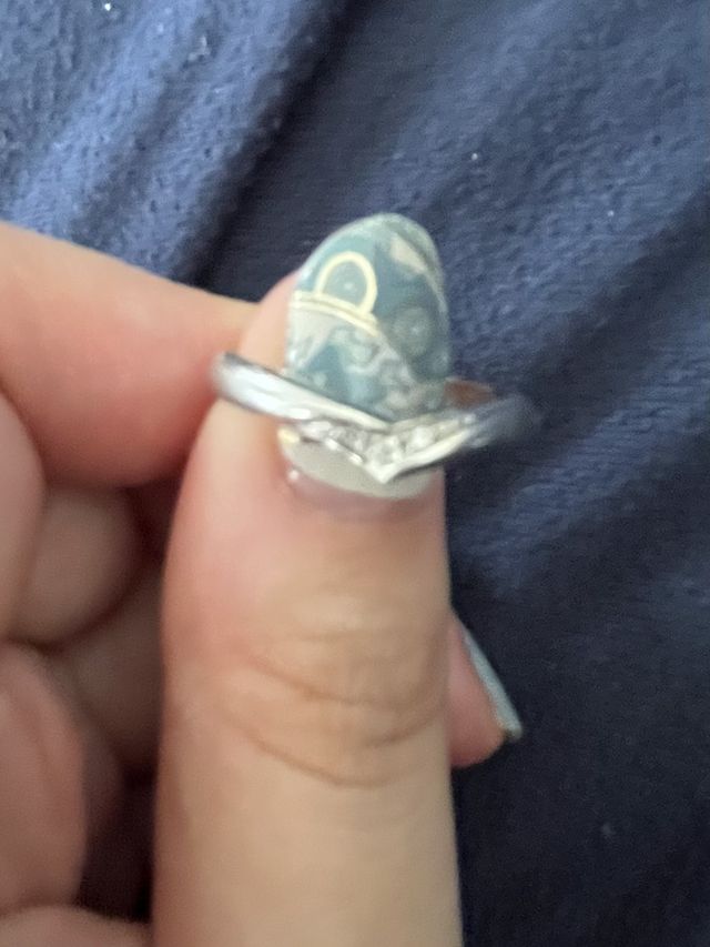 真ん中にダイヤが３つ付いてます