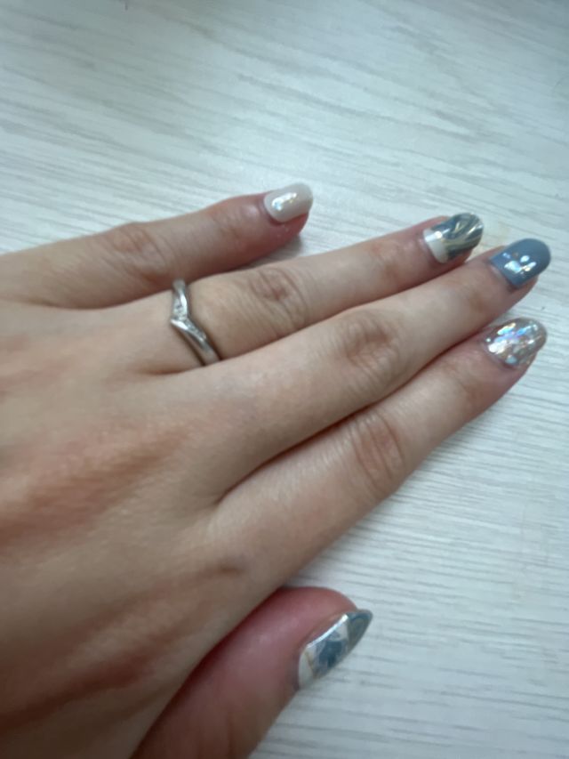 指が細くみえるようなデザインにしました。