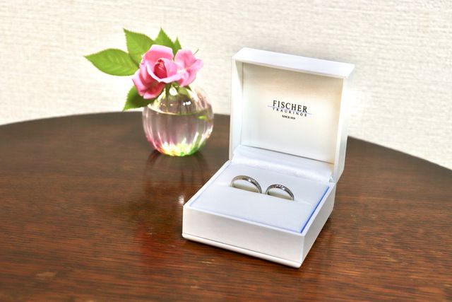 女性用はダイヤを3つ付けてもらいました。