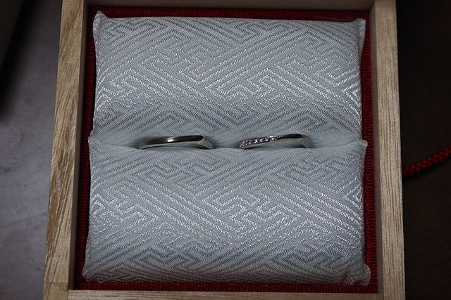 指輪の入れ物も和の雰囲気があり木箱に入っていて良かったです。