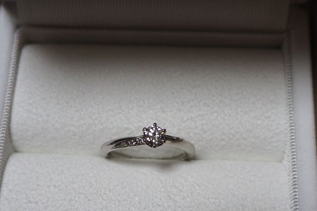 上下にダイヤモンドが付いていてとてもきれい