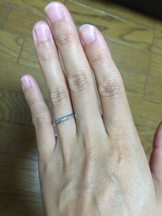 とてもシンプルですし、指が細く見えます。