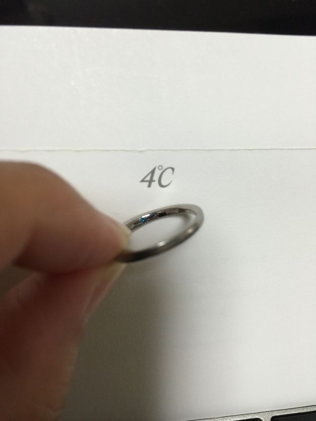 少し見づらいですが、中にブルーダイヤモンドがあります。