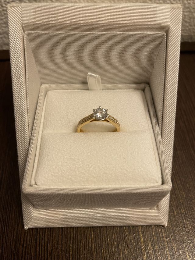 角度を変えると細かくキラキラします