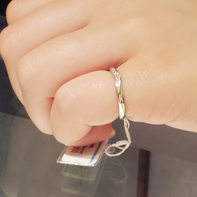 中央にダイヤモンドがはいっているタイプ。