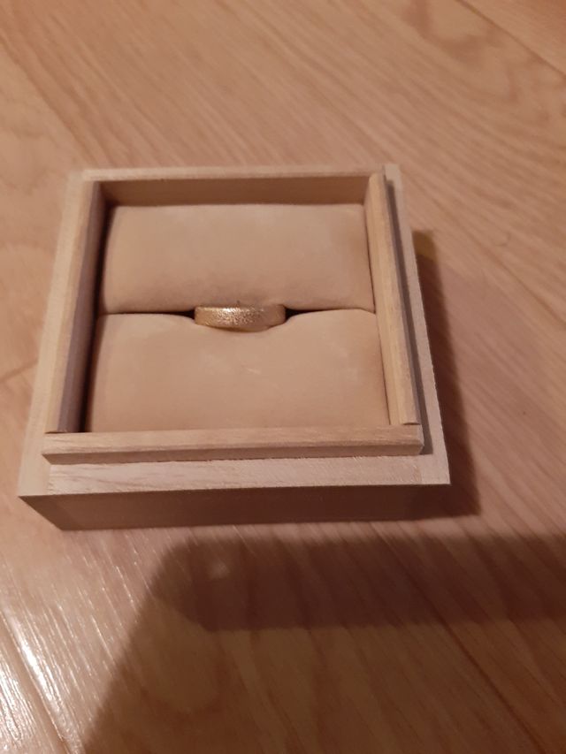 ボックスに入れている結婚指輪の写真です。