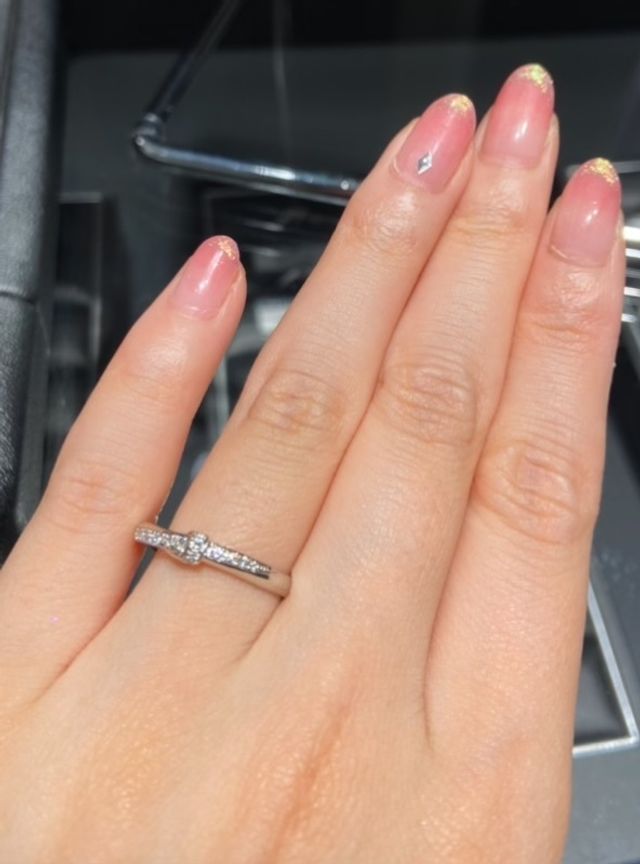 リボンを結んだような珍しい形のリングで気に入りました。