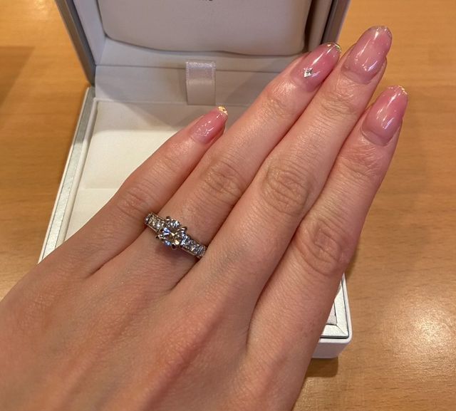 サイドにもダイヤモンドがあしらわれた華やかなデザインです。