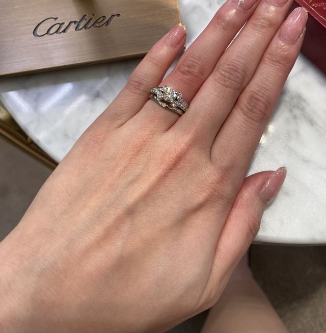 ダイヤが囲まれるような華やかなデザインです。