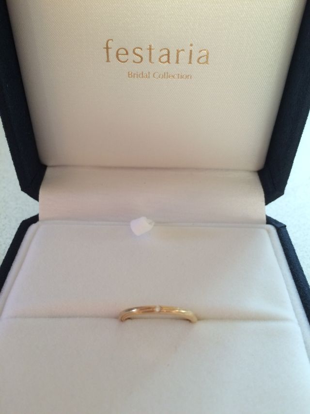 中には好きな宝石が埋め込まれ、メッセージが入っています。