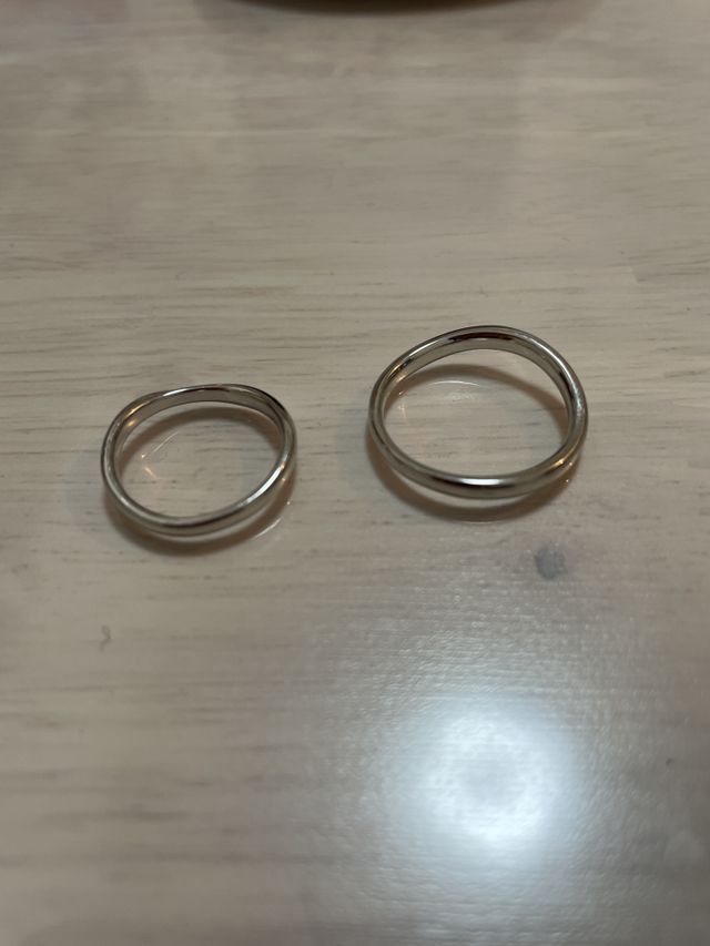 内側はイエローダイヤとレッドダイヤも埋めています。