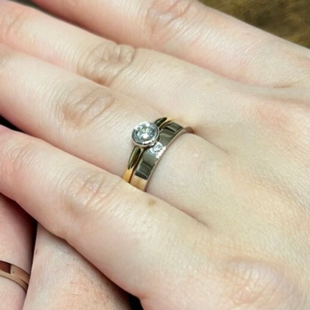 結婚指輪との相性もよい感じです。