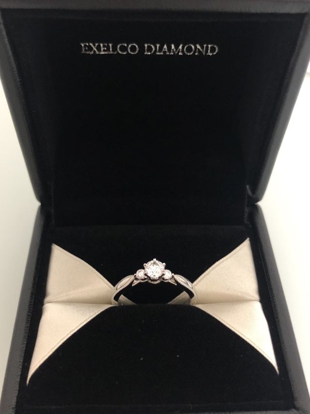 メレダイヤがついた3石タイプ