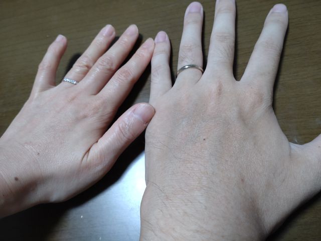 二人で指輪をハメてみました