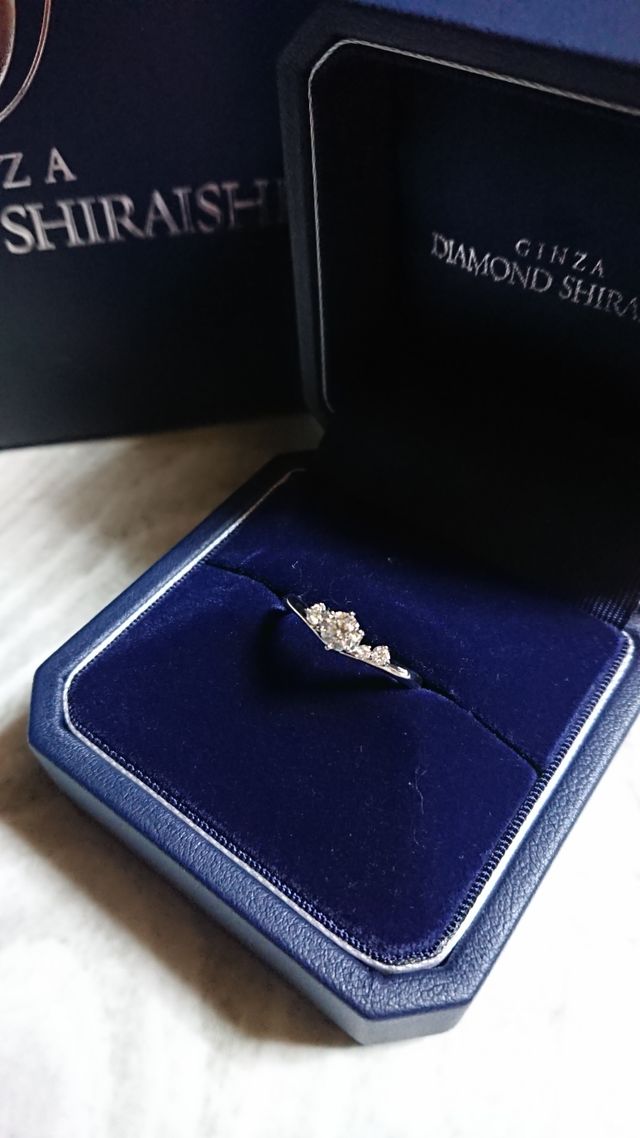 中央に大きなダイヤモンドがあり小さいものが左に１つ右に２つ