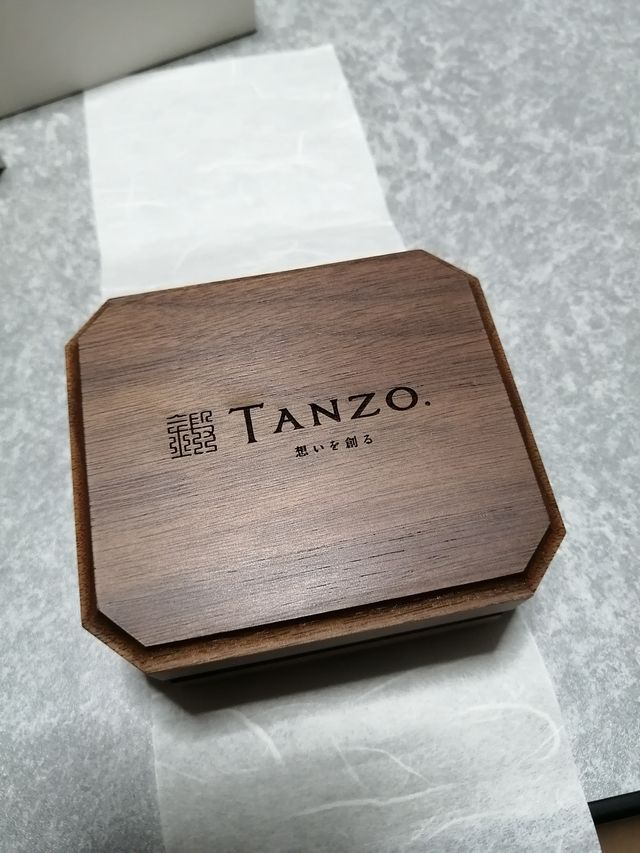 シンプルでありながら、温かみのある木箱です。