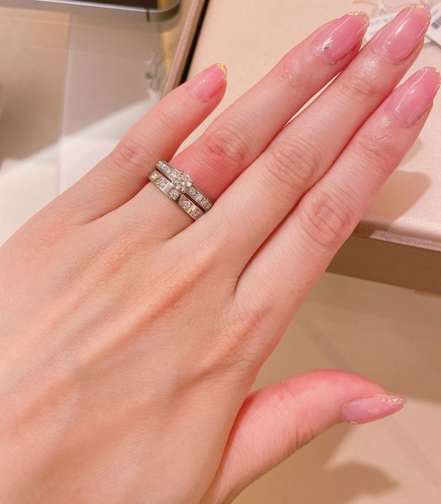 華やかな婚約指輪にブルガリらしいデザインの結婚指輪です。