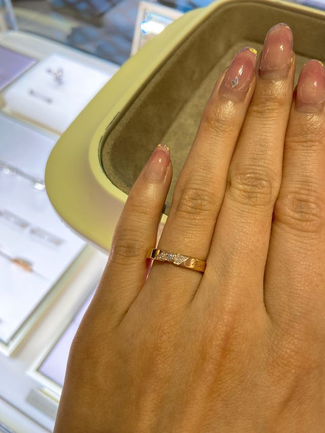 ダイヤ部分はリボンのようで、肌馴染みの良いピンクゴールド。