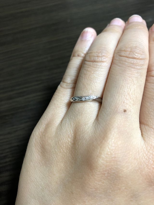 右上がりの綺麗なカーブの指輪
