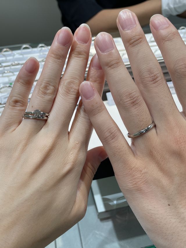 婚約指輪(ストレート+ややひねりあり)と重ね付けしました