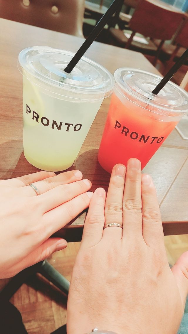 ブルーダイヤがキラキラしていて可愛いです。