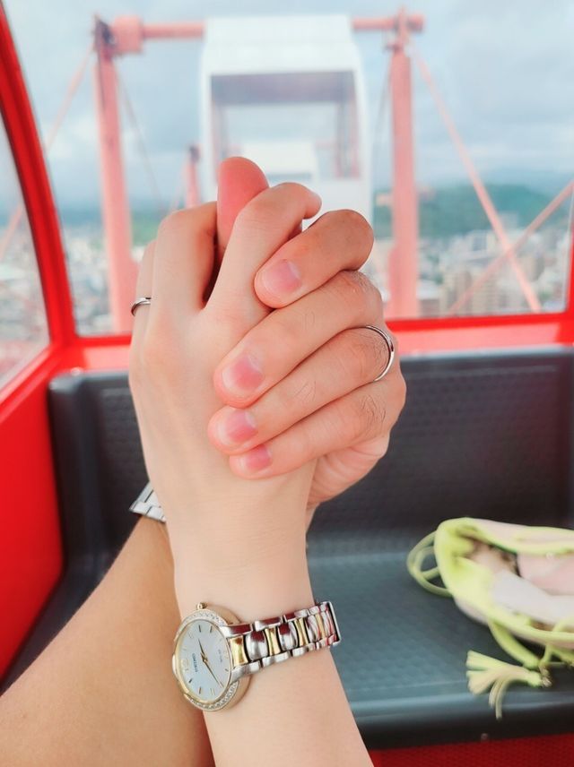 指輪ができたので、観覧車に乗って記念撮影をしました。