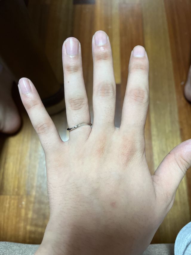 夫側の指輪をつけている写真です
