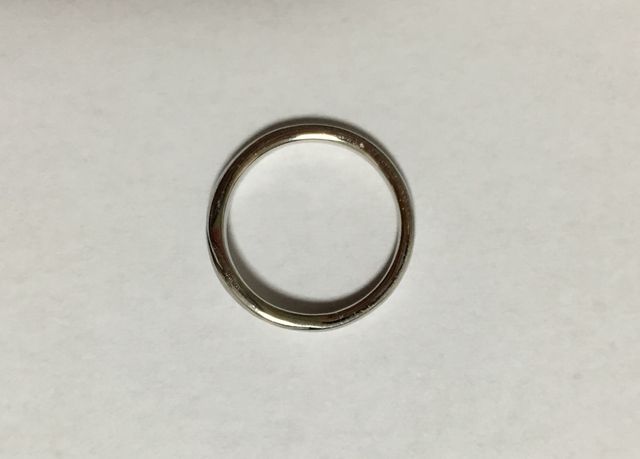 凹凸も少なく上から見ると、シンプルな形状の指輪
