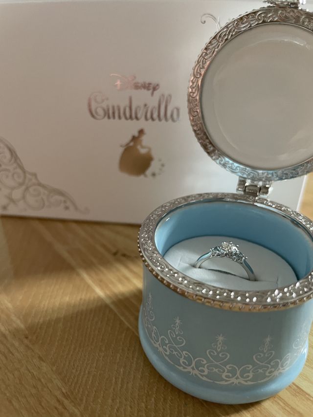 サイドのブルーの石がアクセントになっていてお気に入りです！