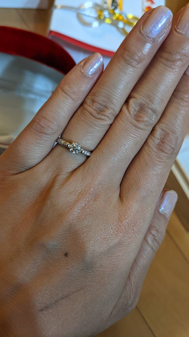 エタニティー希望でしたが大きなダイヤも付けてもらいました。