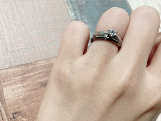 別のブランドの結婚指輪と重ね付け。日常使いしてます。