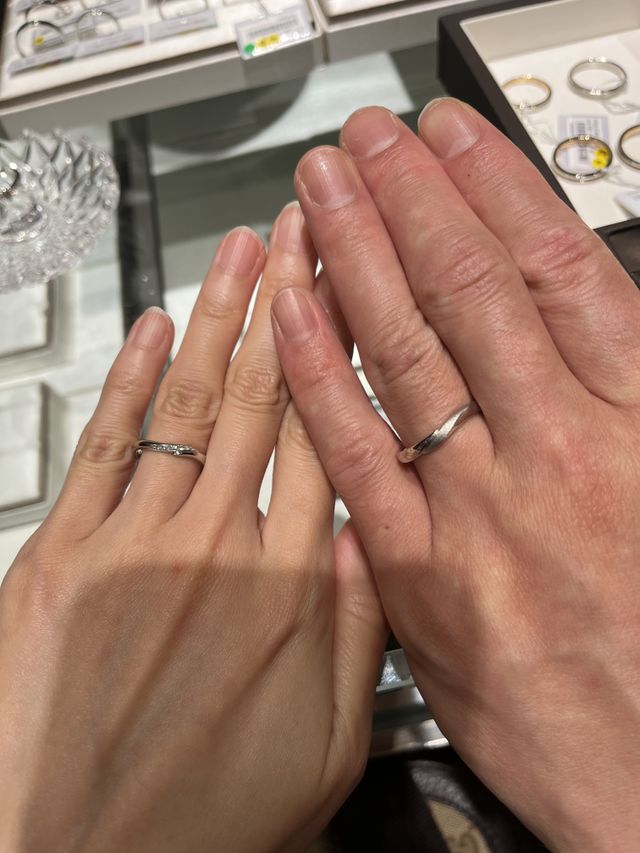 ペールブラウンゴールドとプラチナのコンビです。