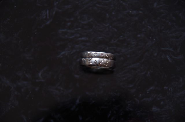 リングを重ねるとイニシャルに