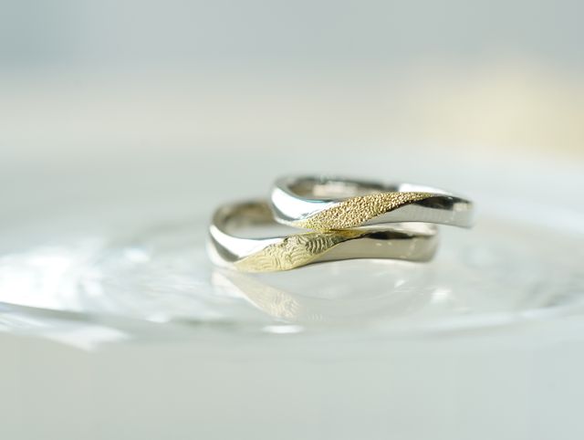 真ん中にある斜めのデザインがとてもこだわった部分です。
