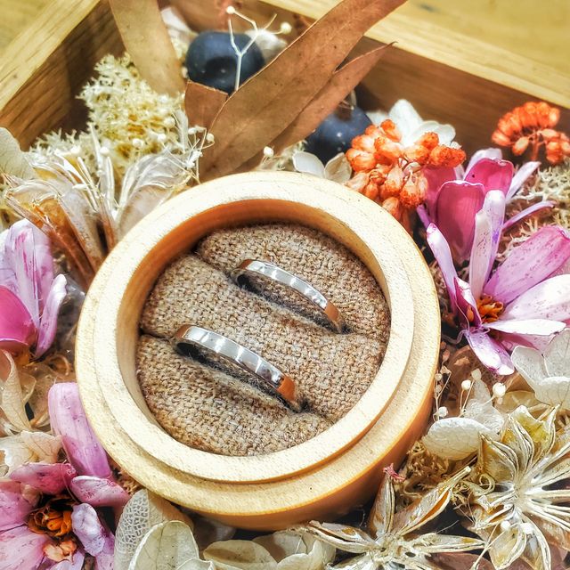 プラチナ平打でシンプルにしました。角だけ少し丸みがあります。