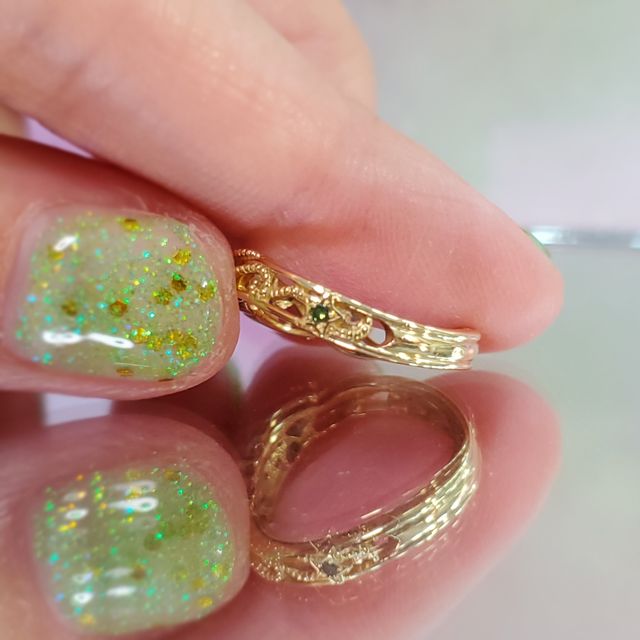 横にティンカーベルをイメージした緑のダイヤを入れました