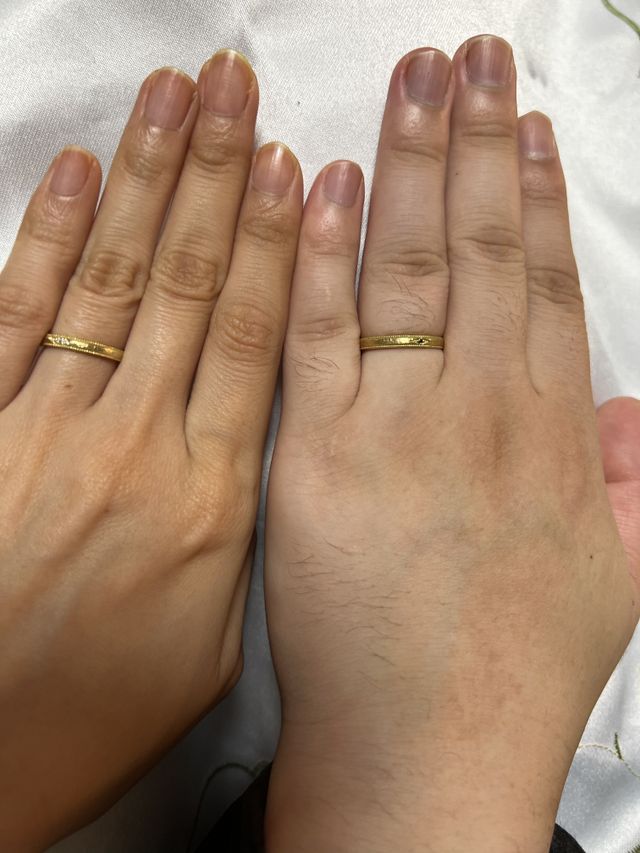 男性はブラックダイヤモンド、女性はダイヤモンドが入っています