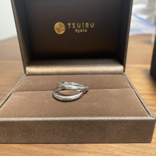 外側にミルグレイン上下、唐草模様を加工お願いしました。