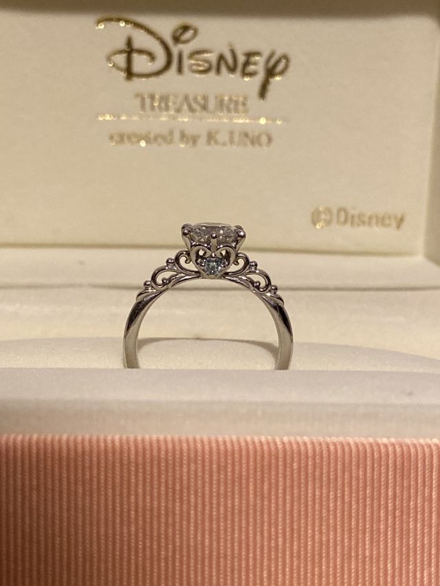 ティアラの形でシンデレライメージのブルーダイアがアクセント